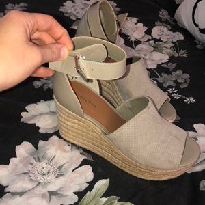 Wedges with strap